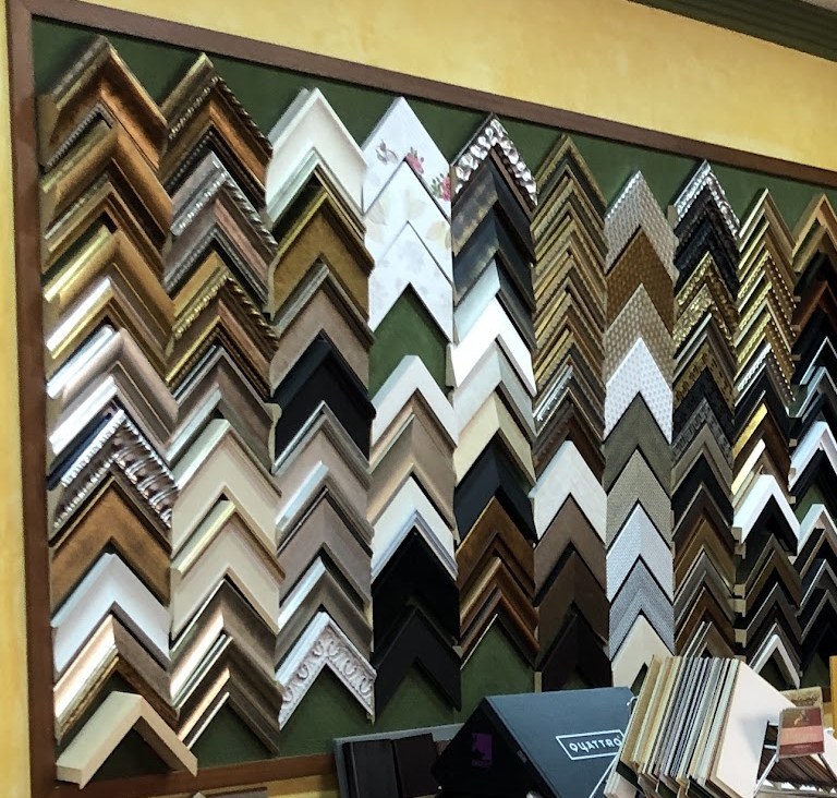Más columnas de moldura del muestrario de la tienda.